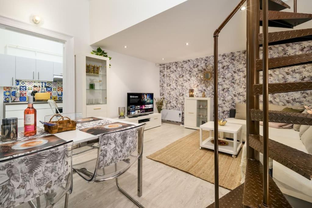 Ruin Bar-loft Design Apartment Budapest